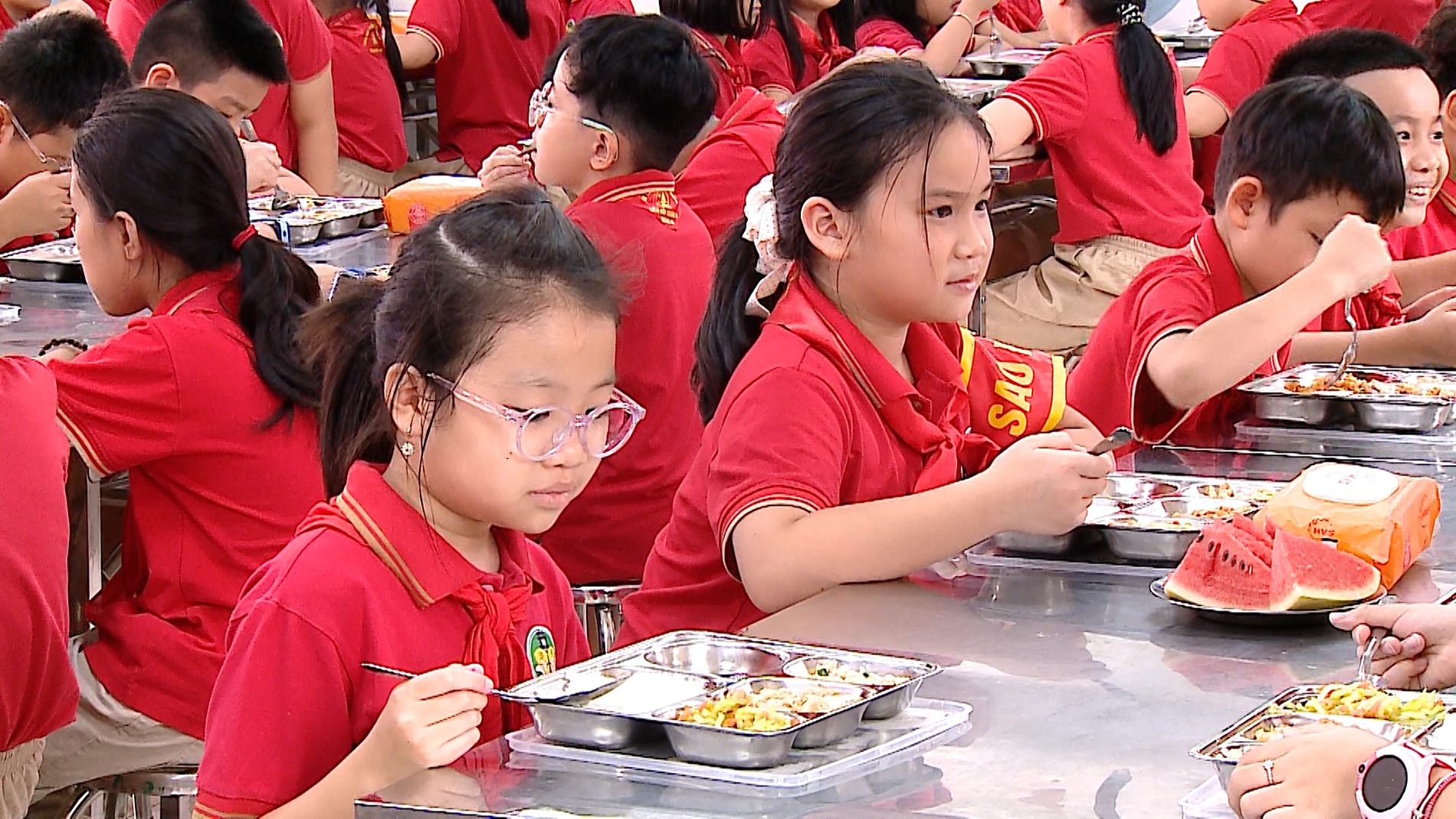 Bữa ăn bán trú - Chăm lo học sinh bằng trách nhiệm và sự nhân văn