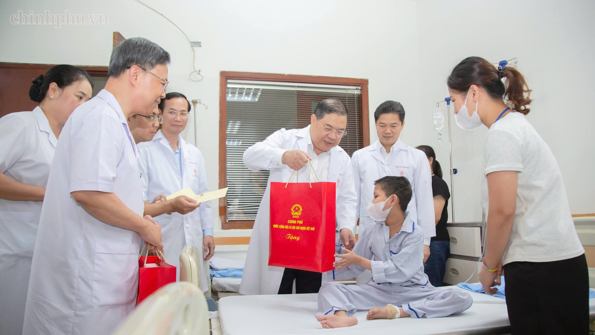 Phó Thủ tướng Thường trực Phạm Gia Túc thăm, tặng quà bệnh nhi dịp Tết Trung thu