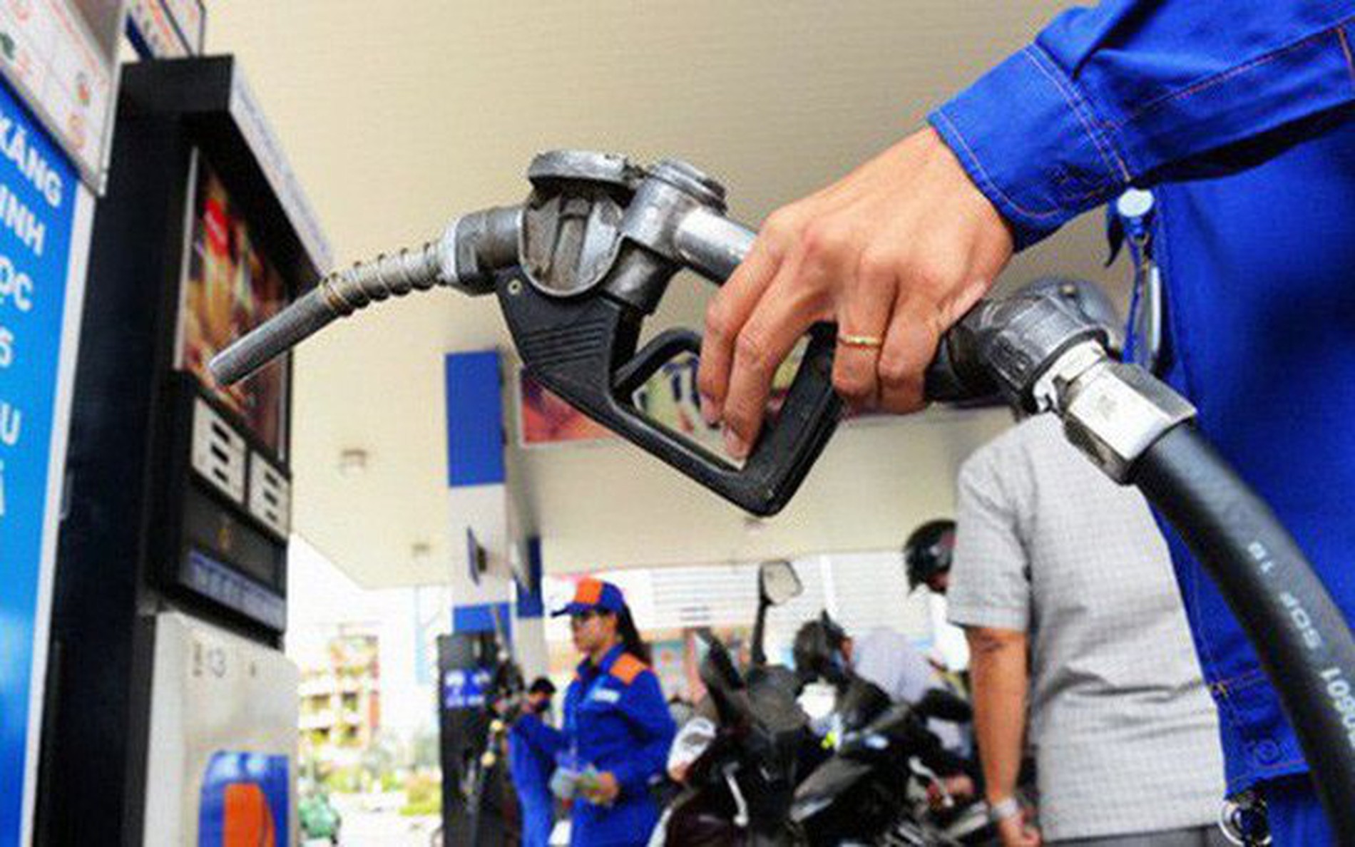 National Assembly Standing Committee approves proposal for environmental protection tax cut on gasoline 