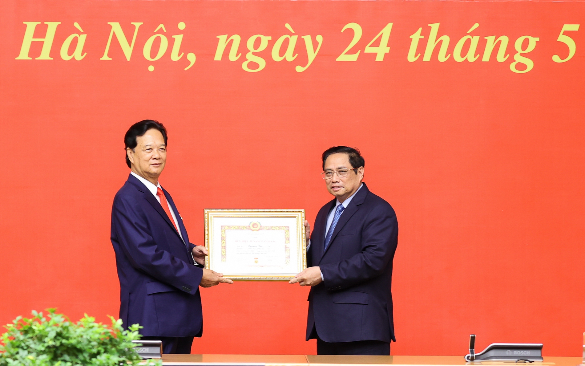 向原政府总理阮晋勇授予55年党龄章