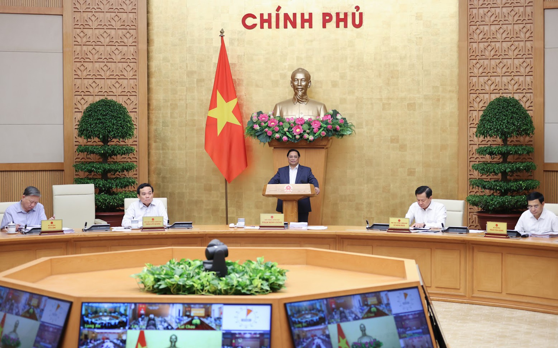 政府总理范明正主持召开政府与各地政府线上会议和2023年9月政府厉行会议