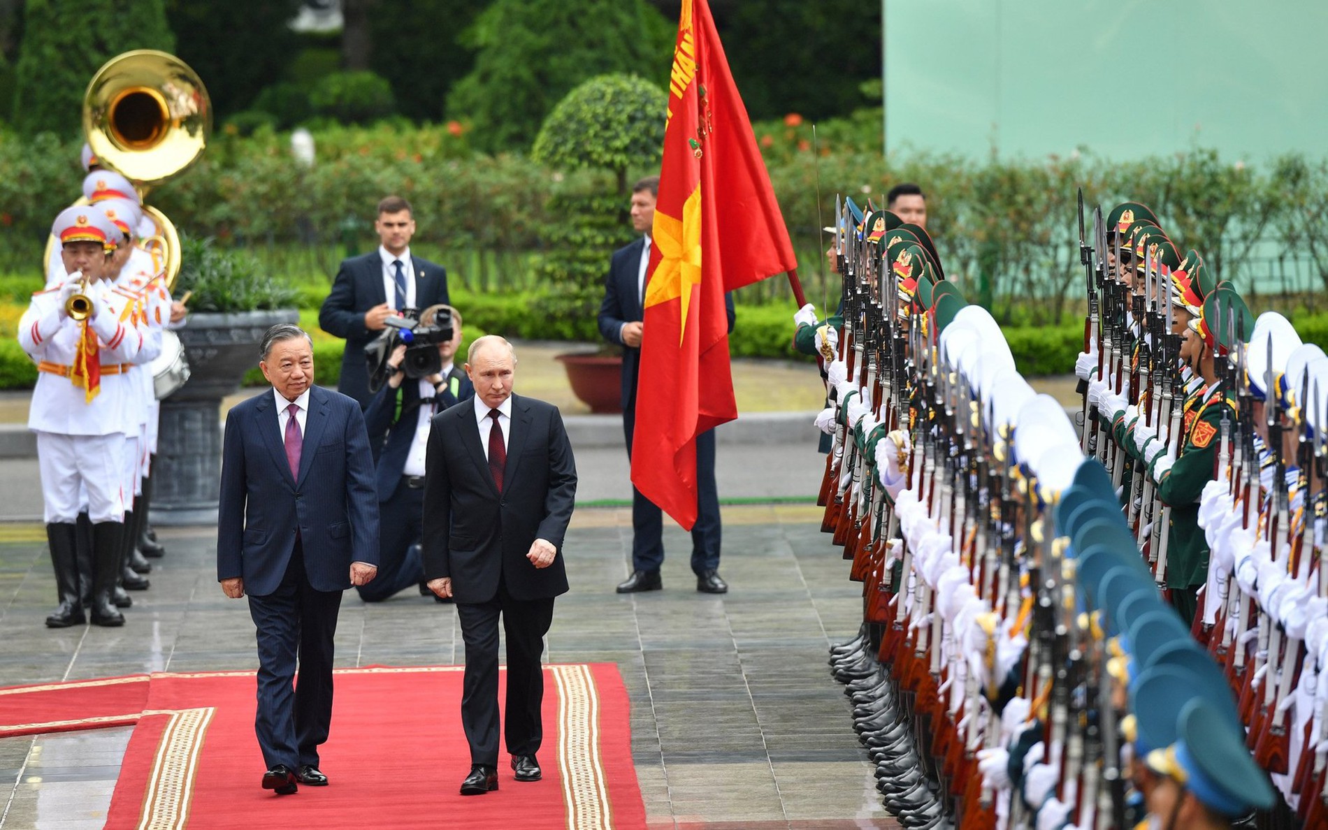 苏林主席主持迎接仪式欢迎普京总统对越南进行国事访问