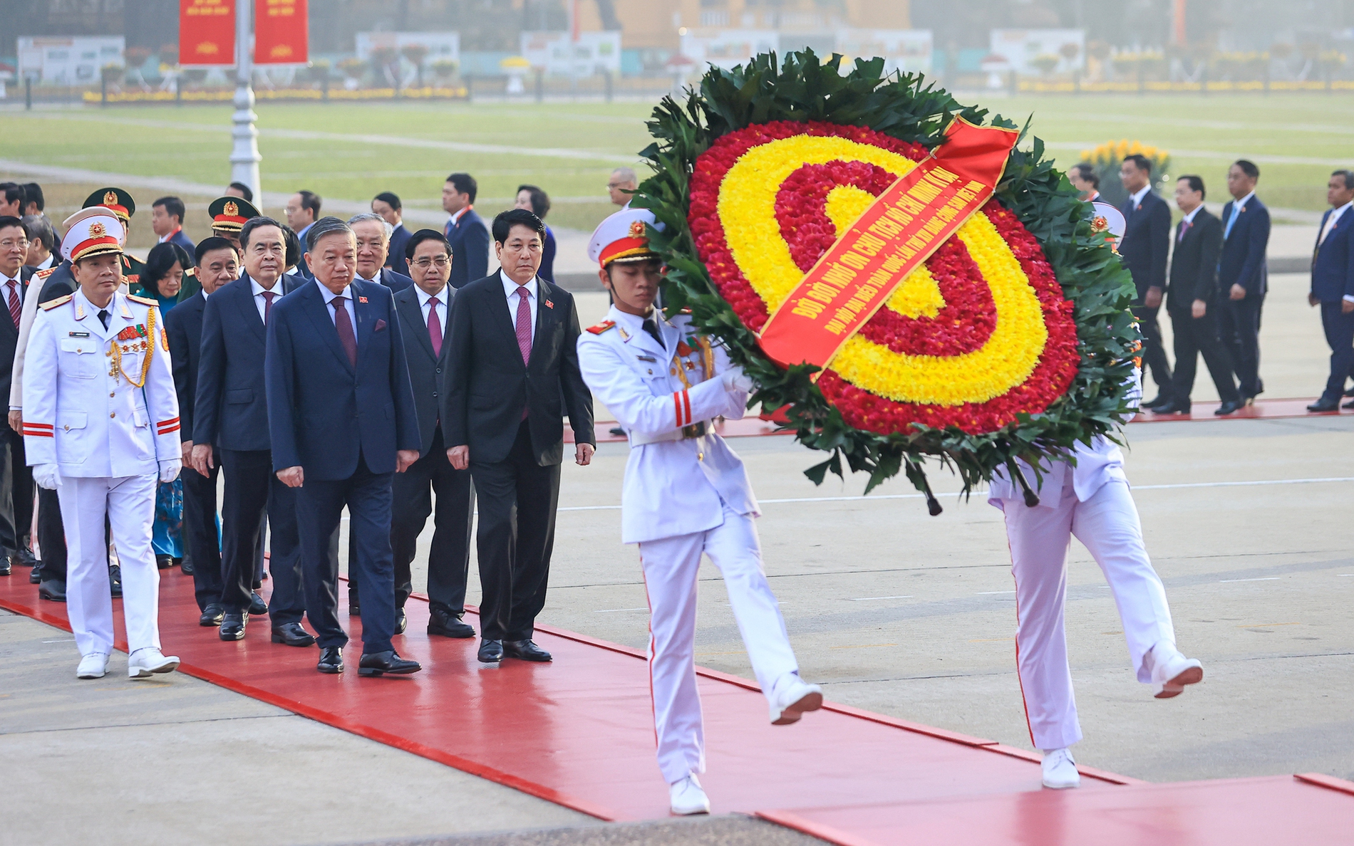 越共十四大与会代表瞻仰胡志明陵并敬献花圈