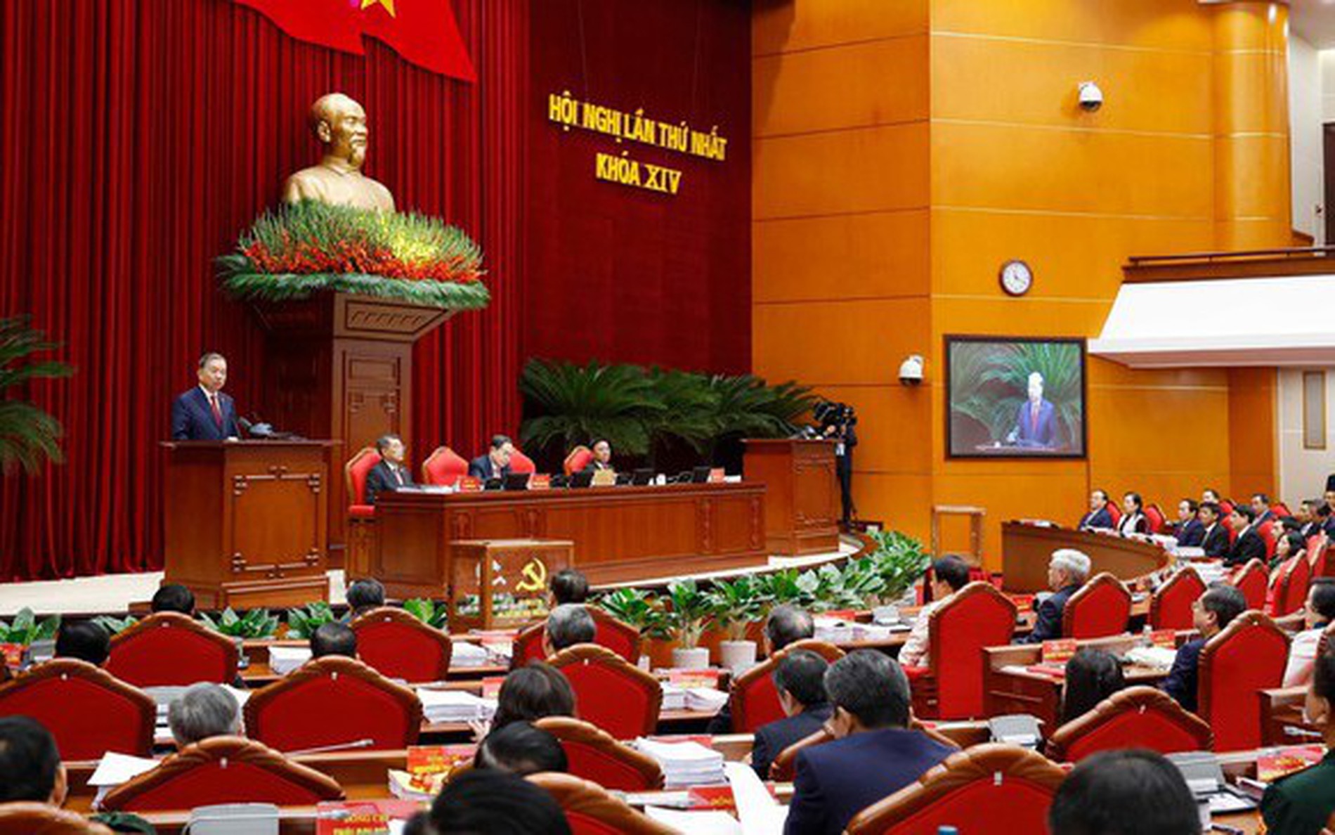 越共第十四届中央政治局名单