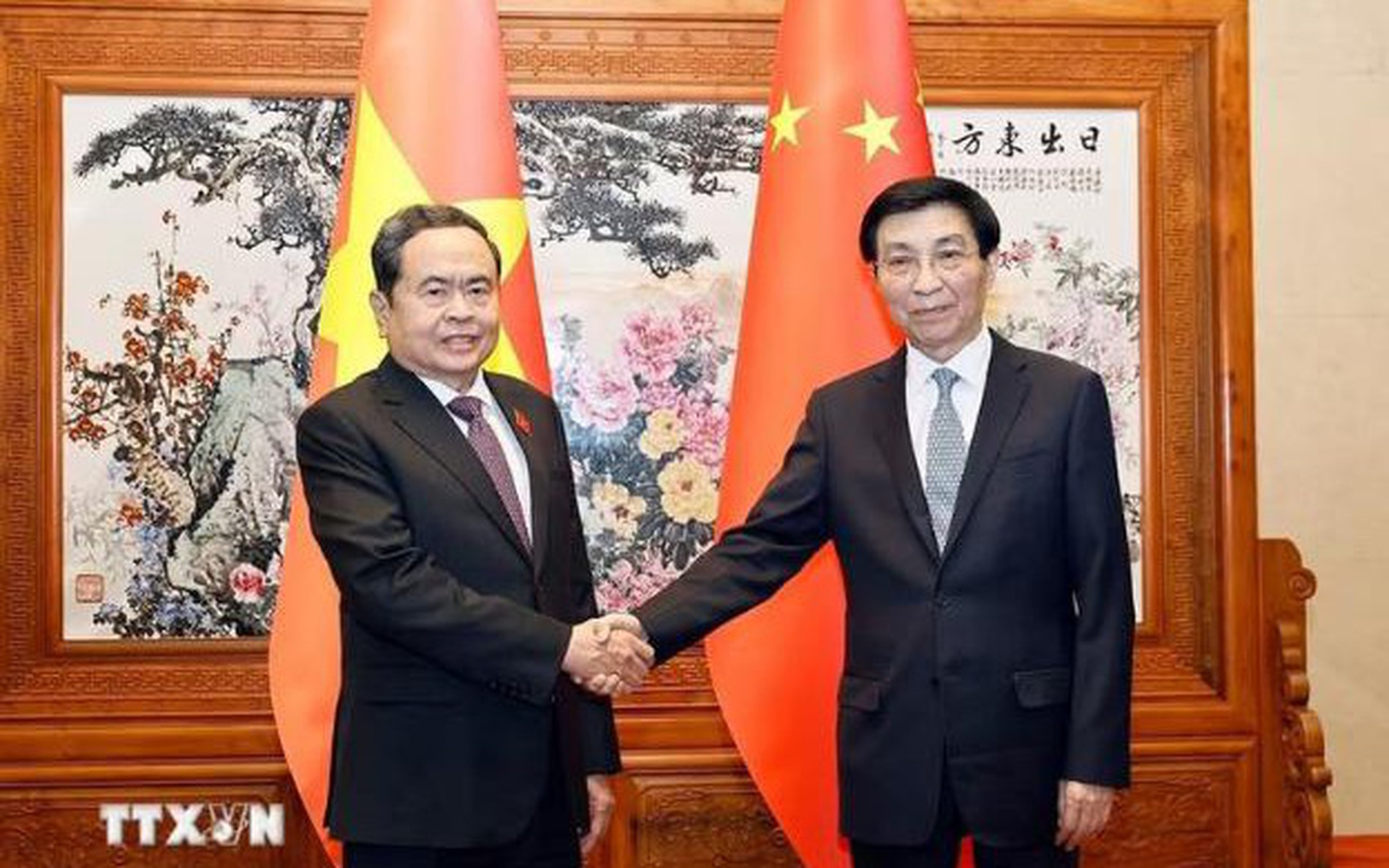 越南国会主席陈青敏会见中国全国政协主席王沪宁