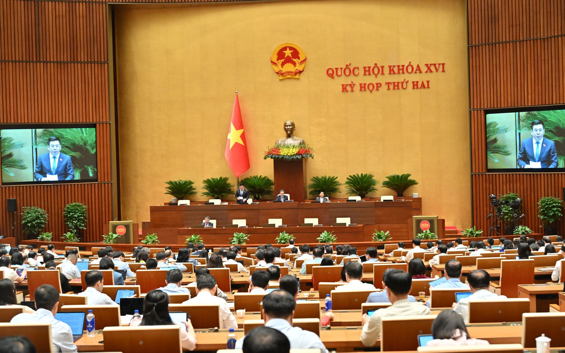 国会听取关于《住房法》（修正）和《房地产经营法》（修正）的审议报告