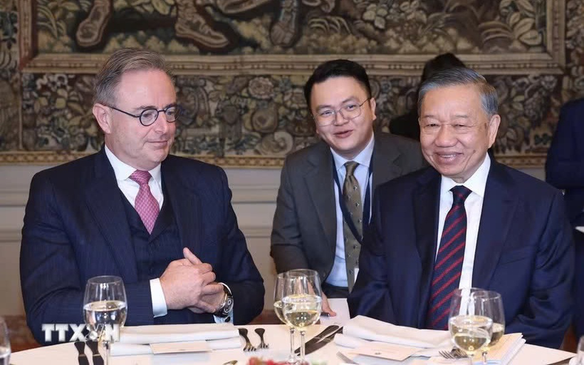 越共中央总书记、国家主席苏林与比利时首相巴尔特·德·韦弗举行会谈