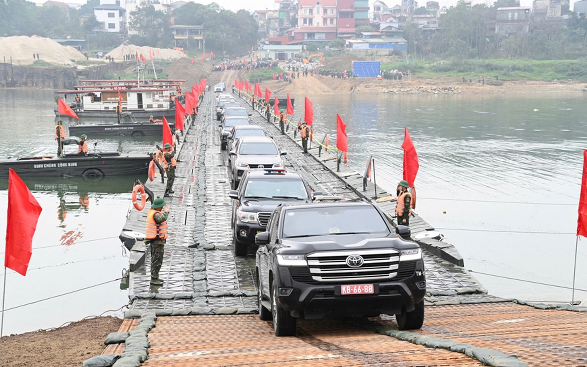 政府总理向架设横跨泸江浮桥以保障春节期间民众出行的机关和单位致表扬信