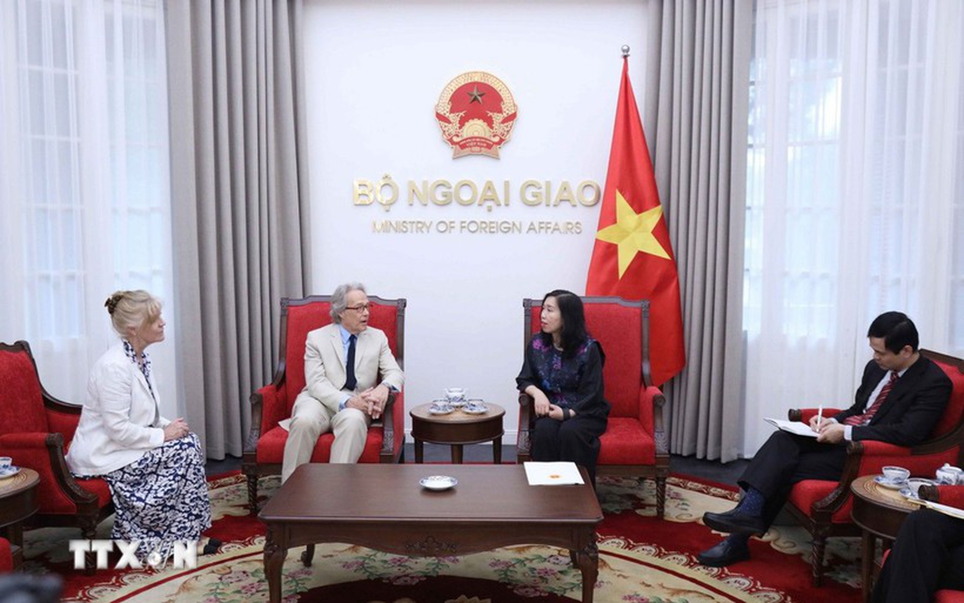 黎氏秋姮副部长会见里士满公爵与夫人