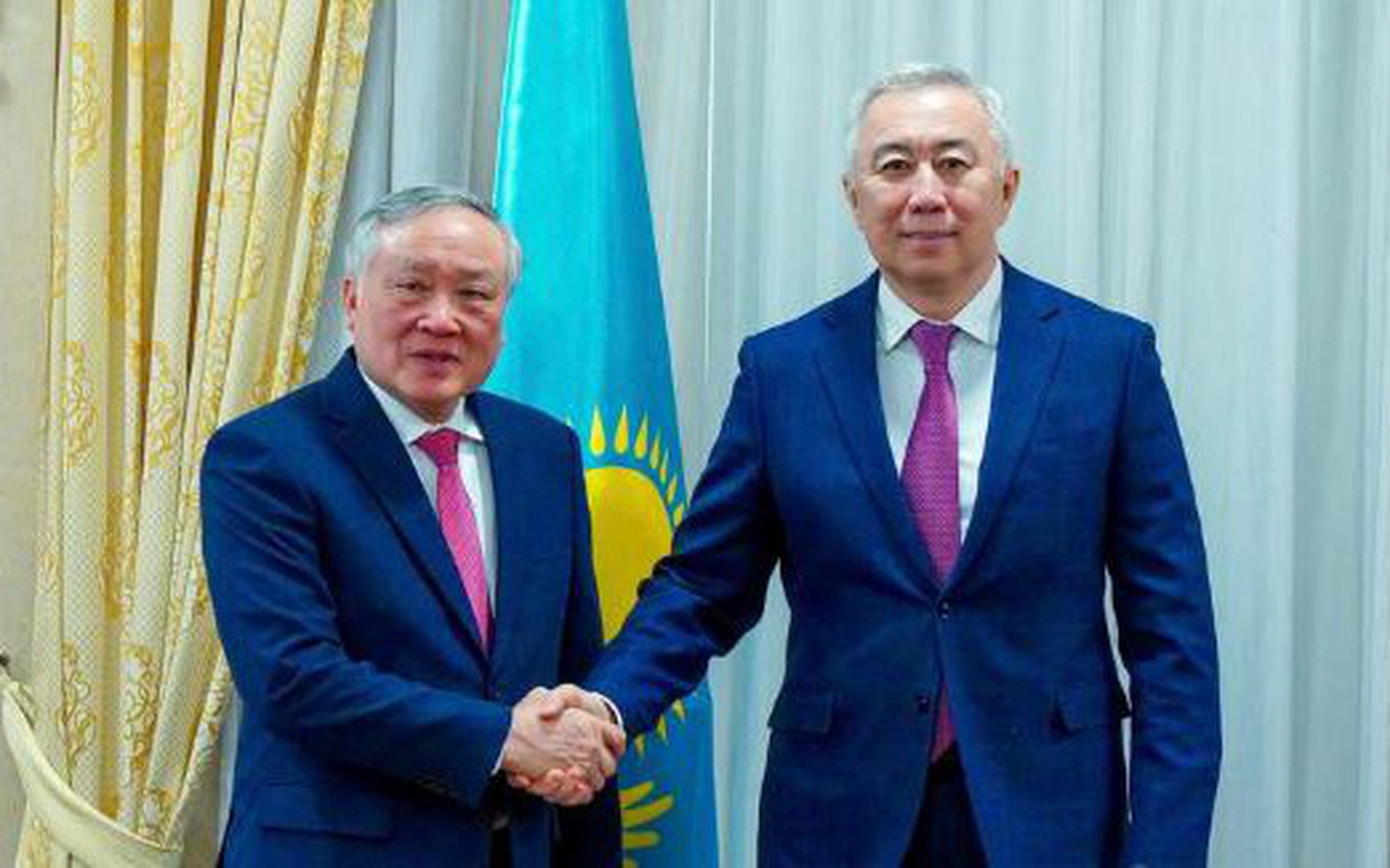 哈萨克斯坦愿与越南合作发展国际金融中心