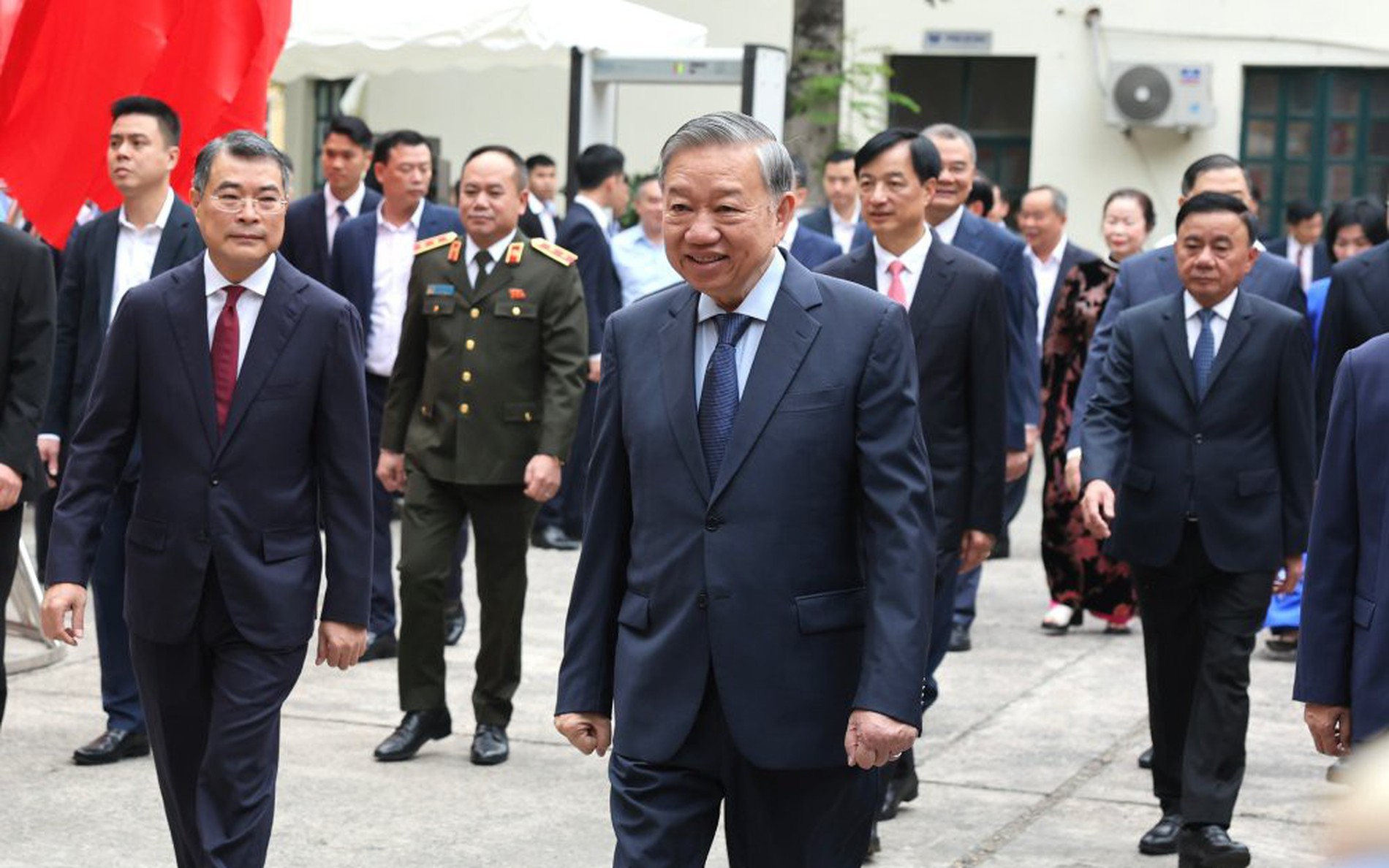 越南党、国家领导行使选民权