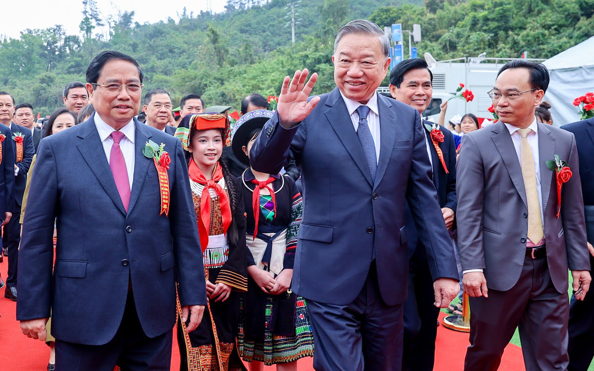 沿边17省的121所九年一贯制学校同一时间动工建设