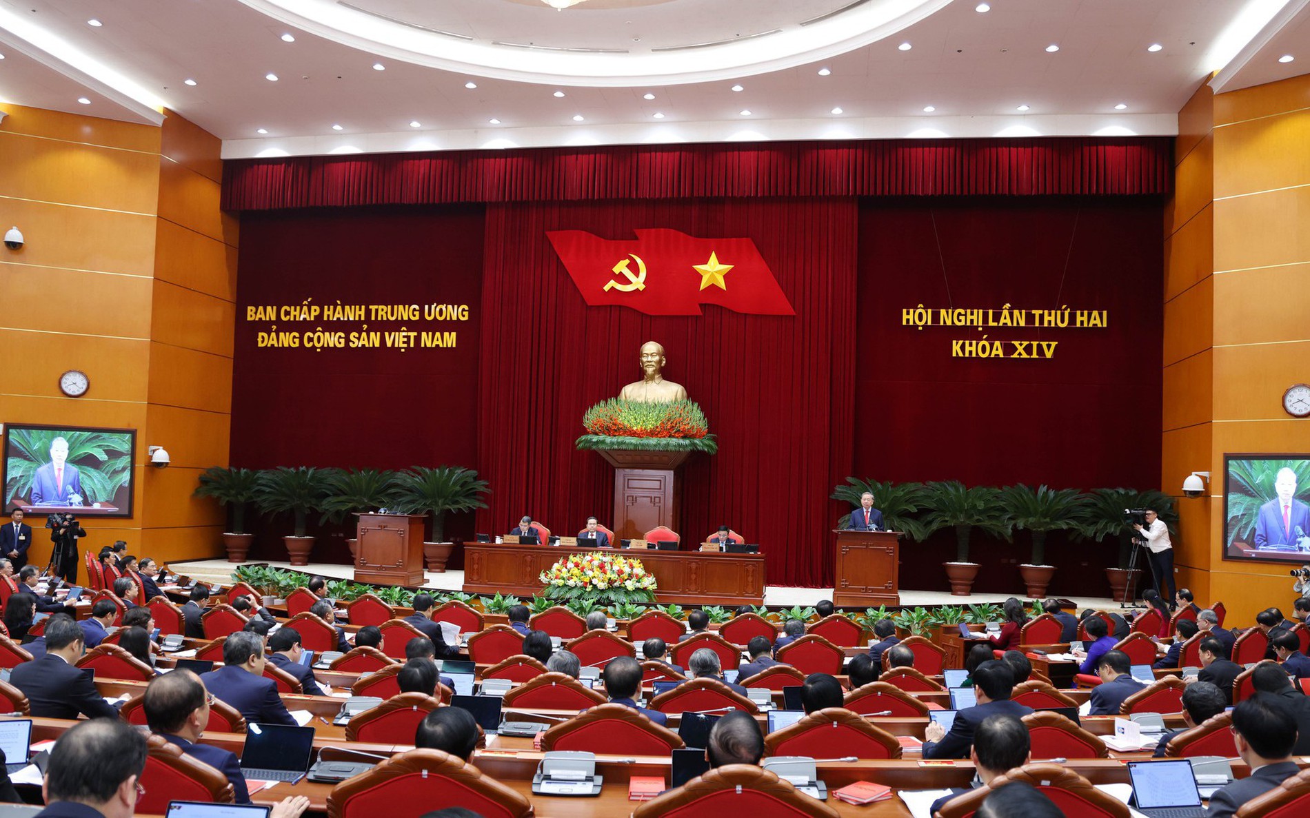 越共中央第十四届中央委员会第二次全体会议在河内隆重开幕