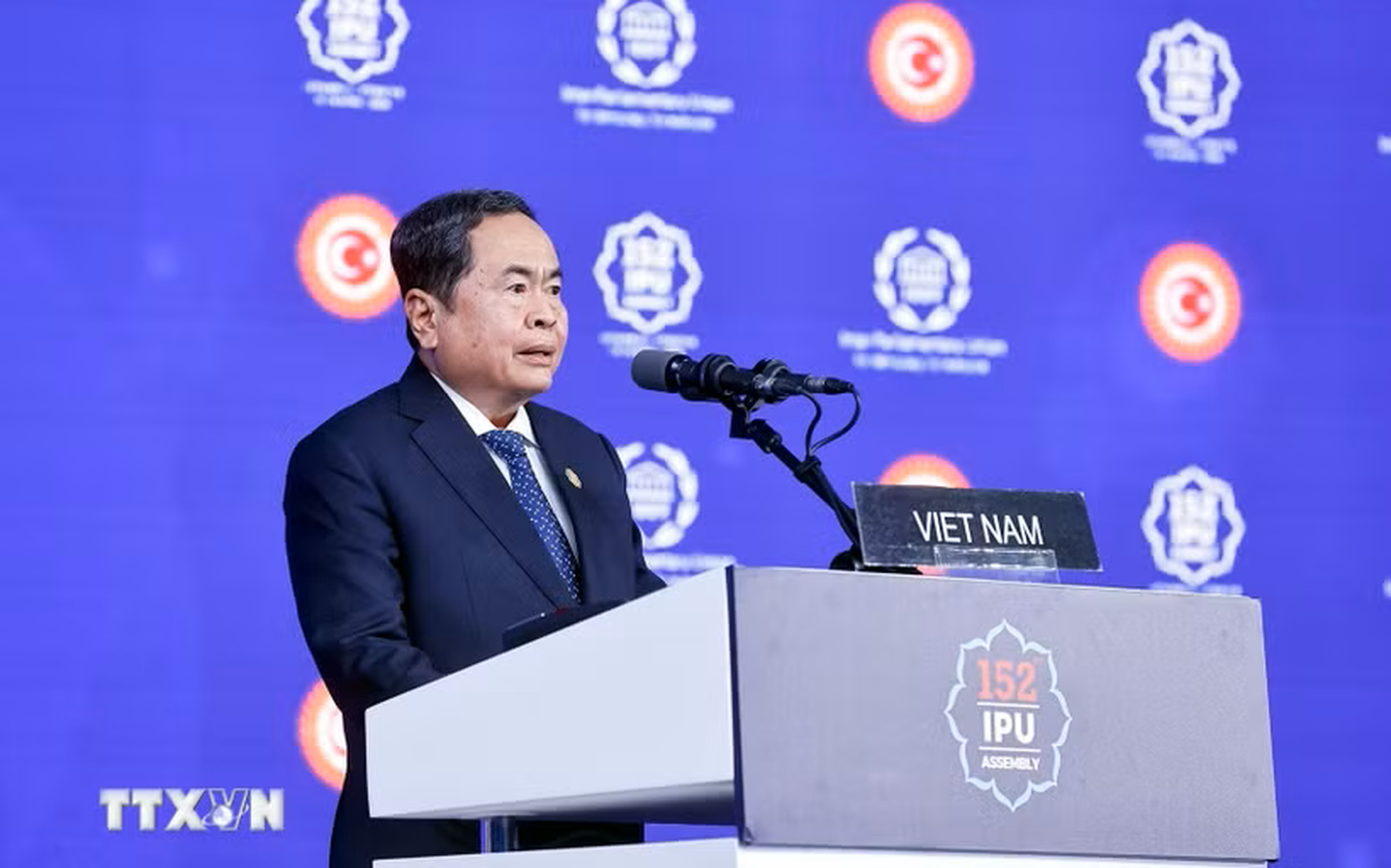 越南国会主席陈青敏在第152届各国议会联盟大会全体会议上发表讲话