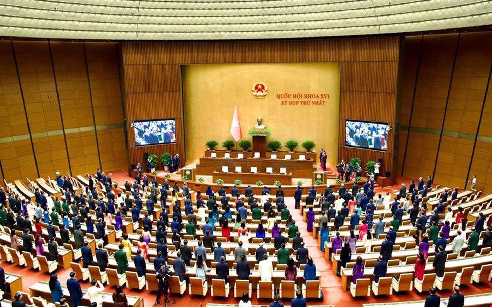 第十六届国会第一次会议闭幕