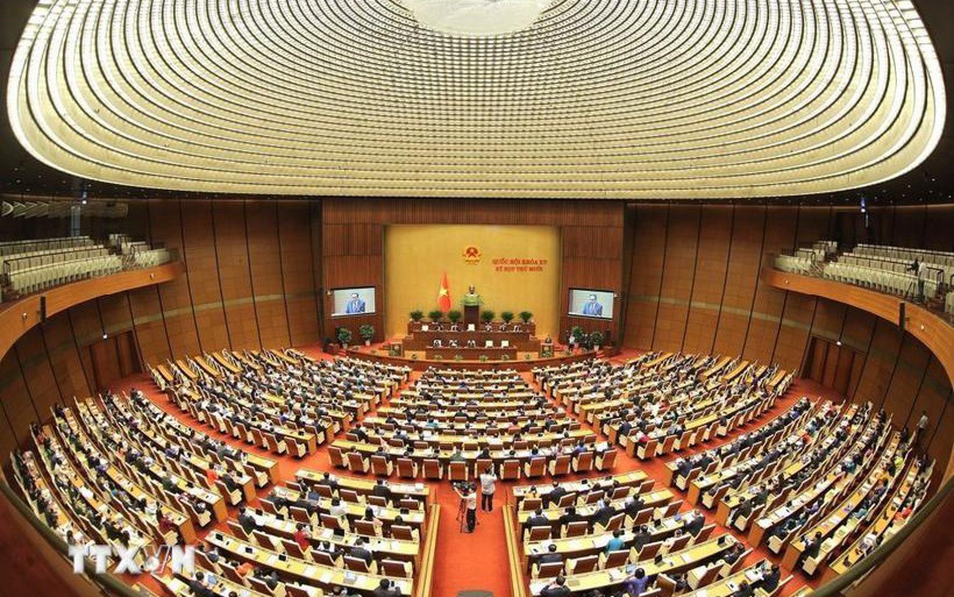 第十六届国会第一次会议隆重开幕