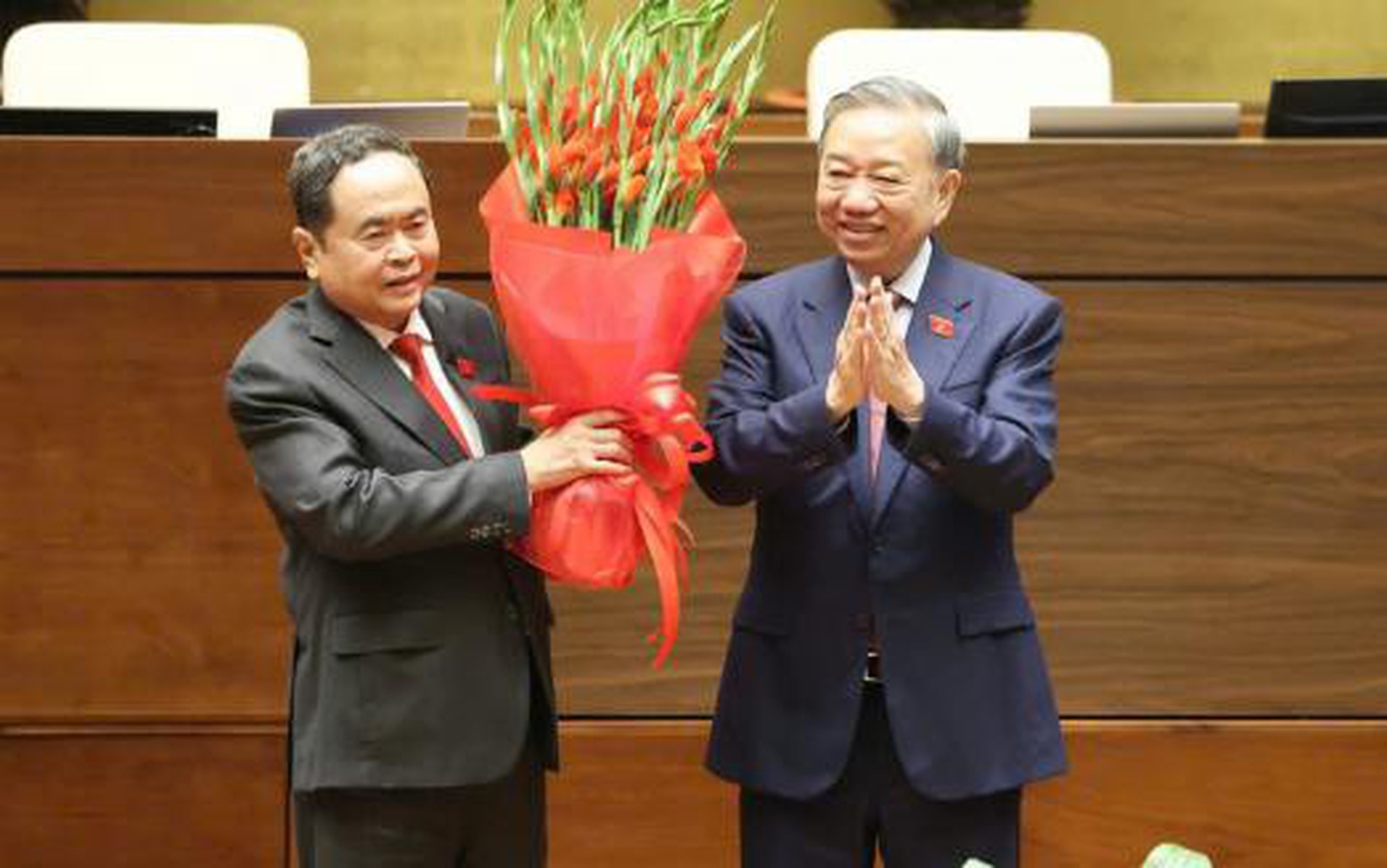 陈青敏同志再次当选国会主席