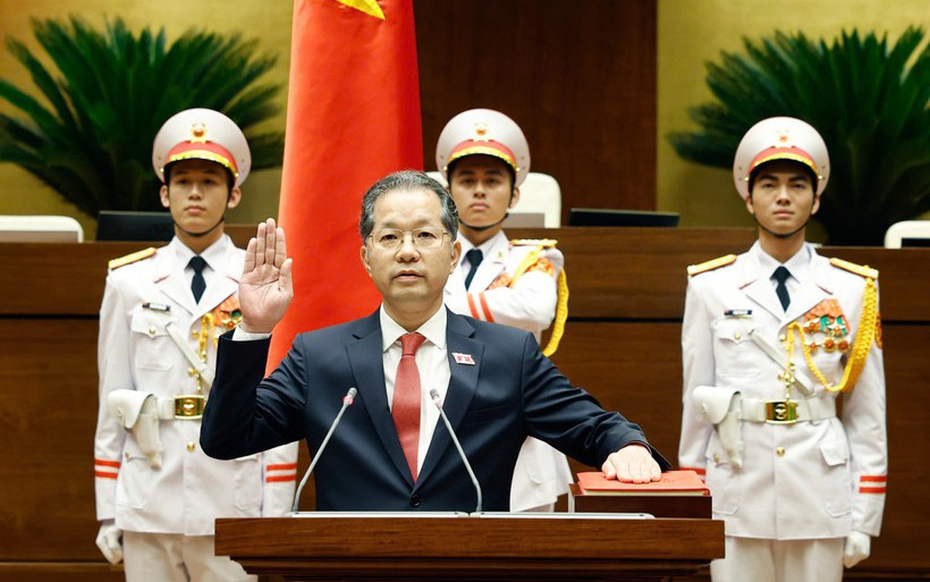 国会通过选举第十六届最高人民法院院长的决议