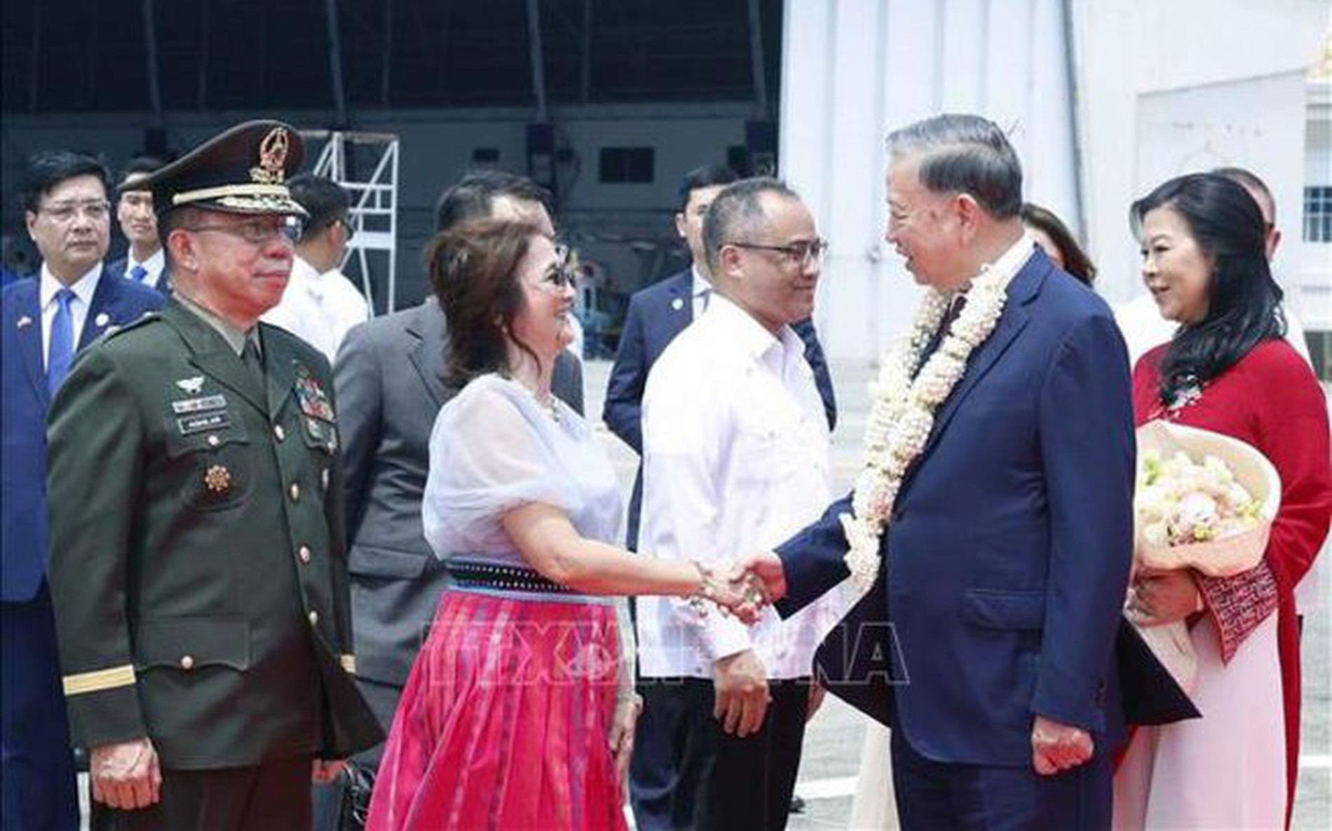 越共中央总书记、国家主席苏林与夫人抵达首都马尼拉，开始对菲律宾进行国事访问