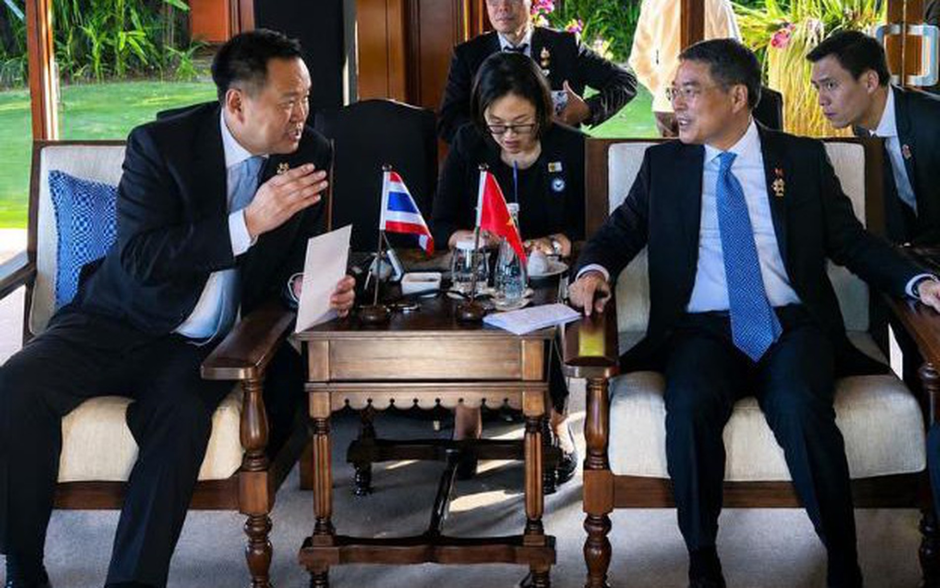 黎明兴总理会见泰国总理阿努廷