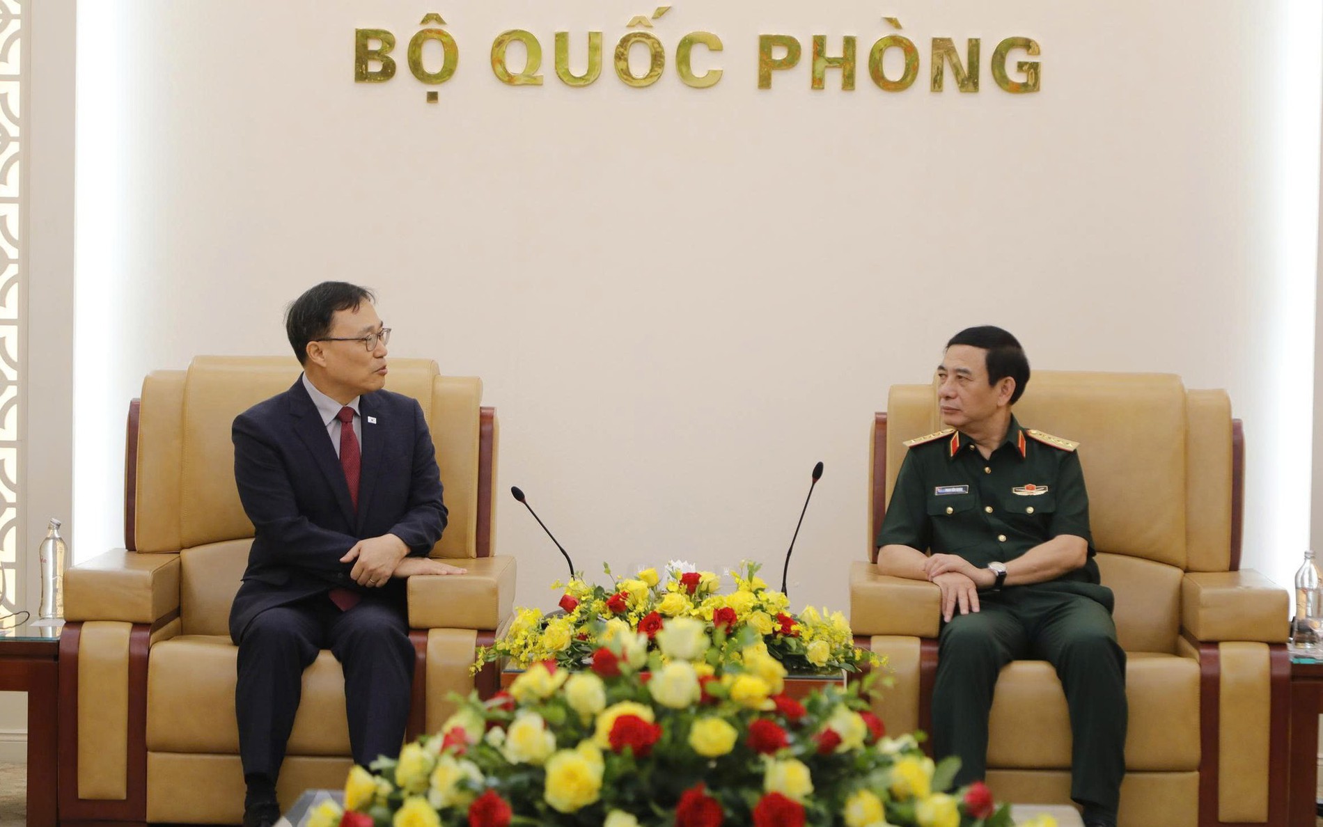 越南政府副总理兼国防部长潘文江会见韩国驻越南大使