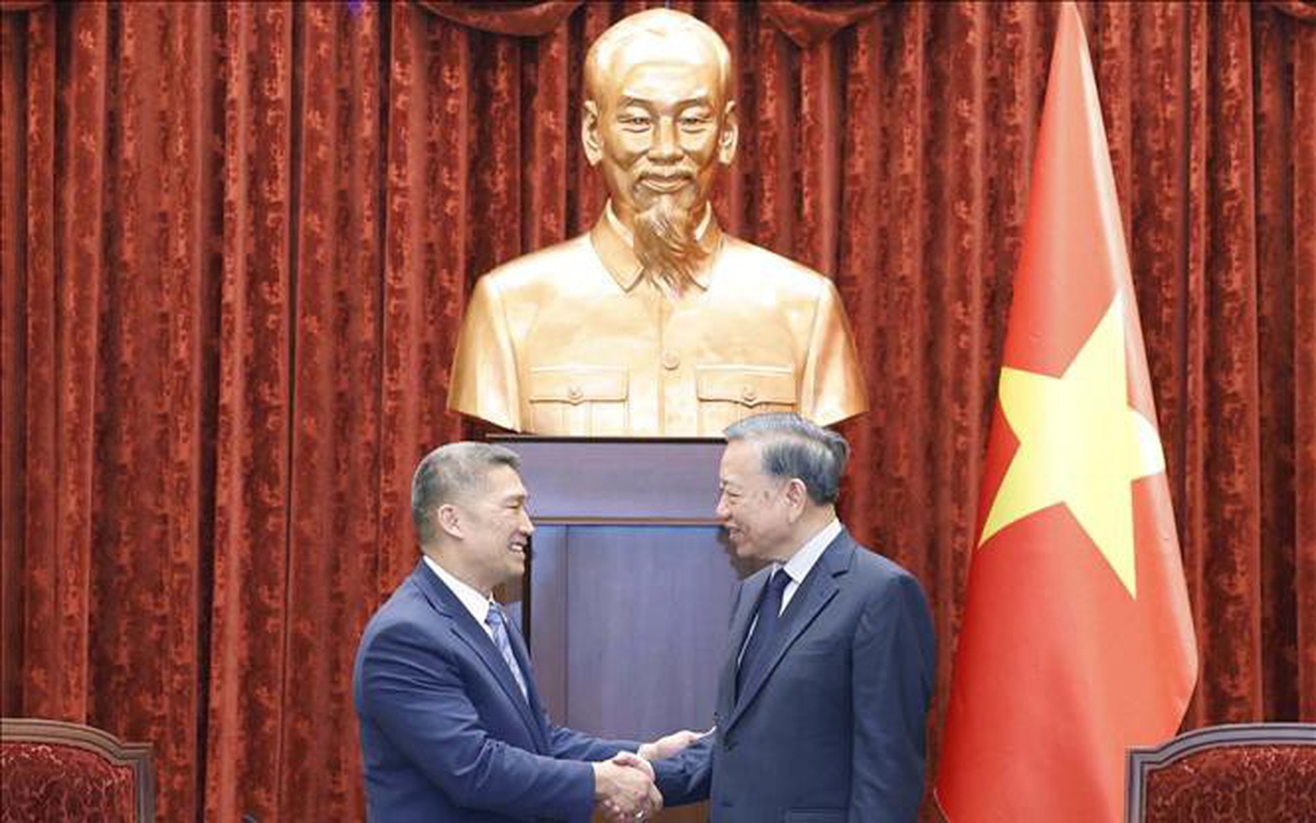 越共中央总书记、国家主席苏林会见美国代理海军部长高雄