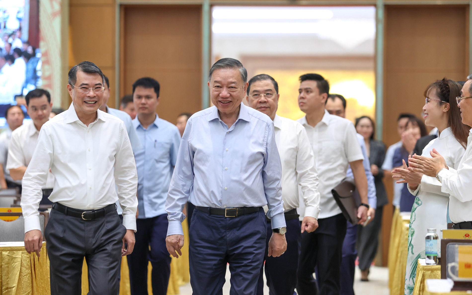 总书记、国家主席苏林出席政府6月份定期会议暨政府和各地方在线视频会议