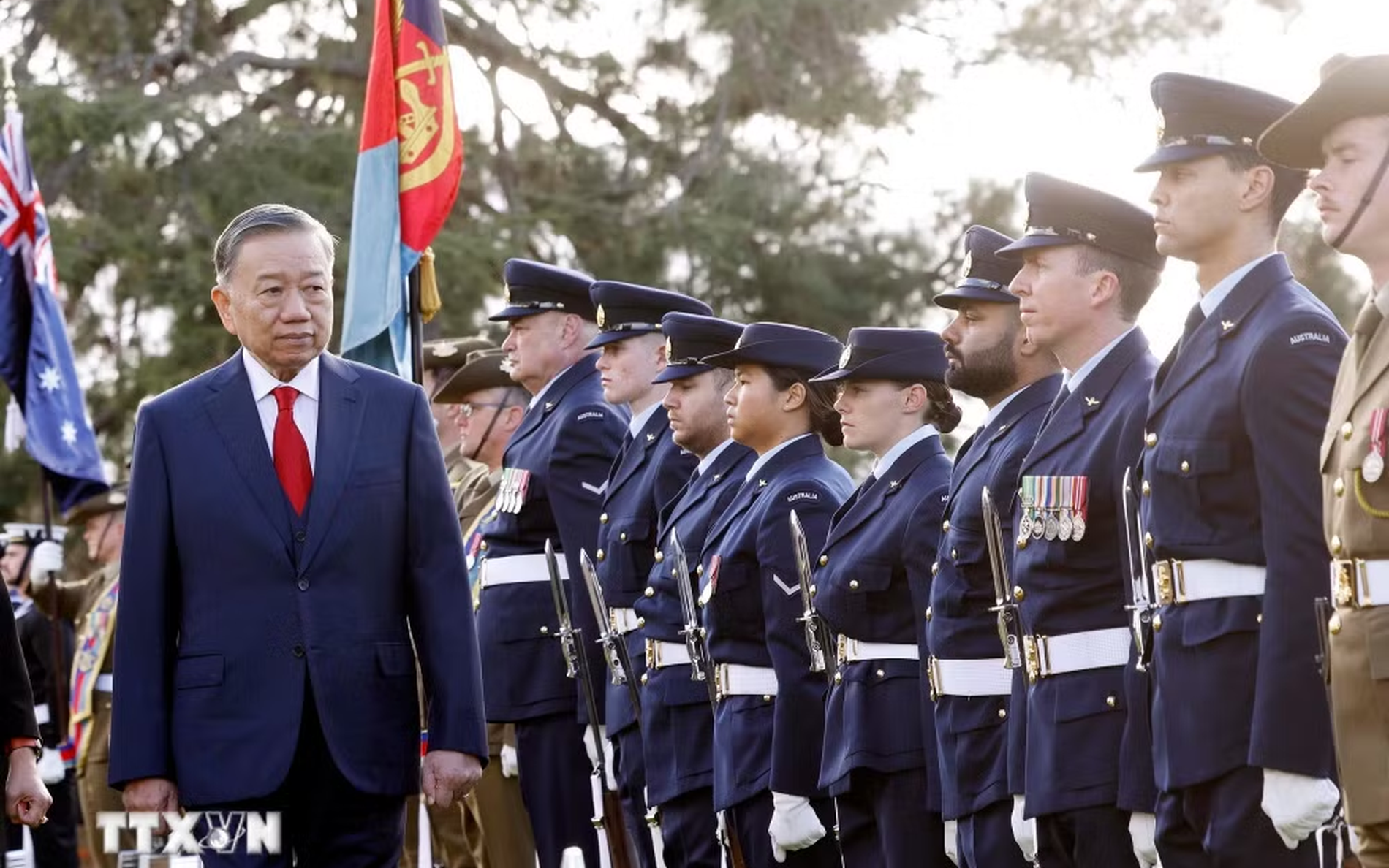 澳大利亚总督萨曼莎·莫斯廷举行隆重仪式，欢迎越共中央总书记、国家主席苏林