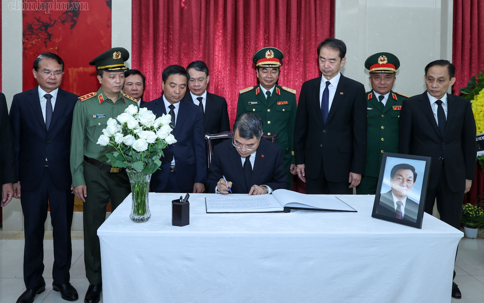 黎明兴总理率领越南党、国家、祖国阵线代表团吊唁中国国务院原总理朱镕基