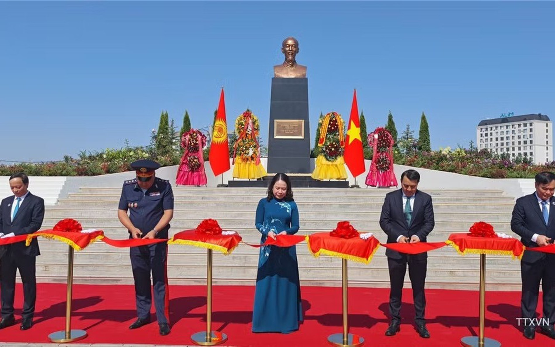 越南国家副主席武氏映春在吉尔吉斯斯坦出席胡志明主席纪念碑落成仪式