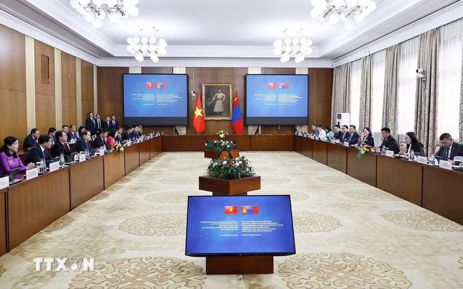 越南国会主席陈青敏与蒙古国国家大呼拉尔（议会）主席举行会谈