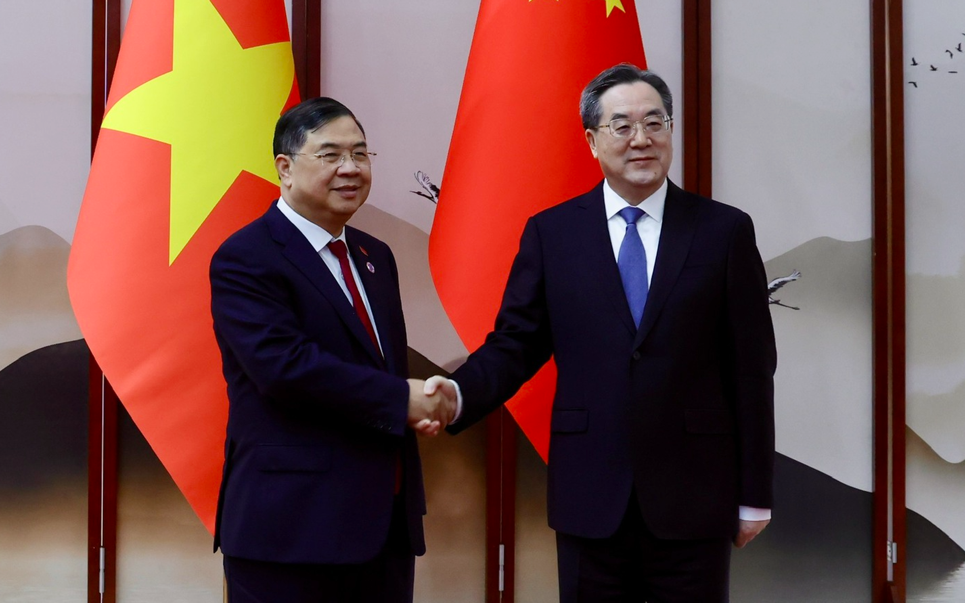 范家肃副总理与中国国务院常务副总理丁薛祥举行会谈