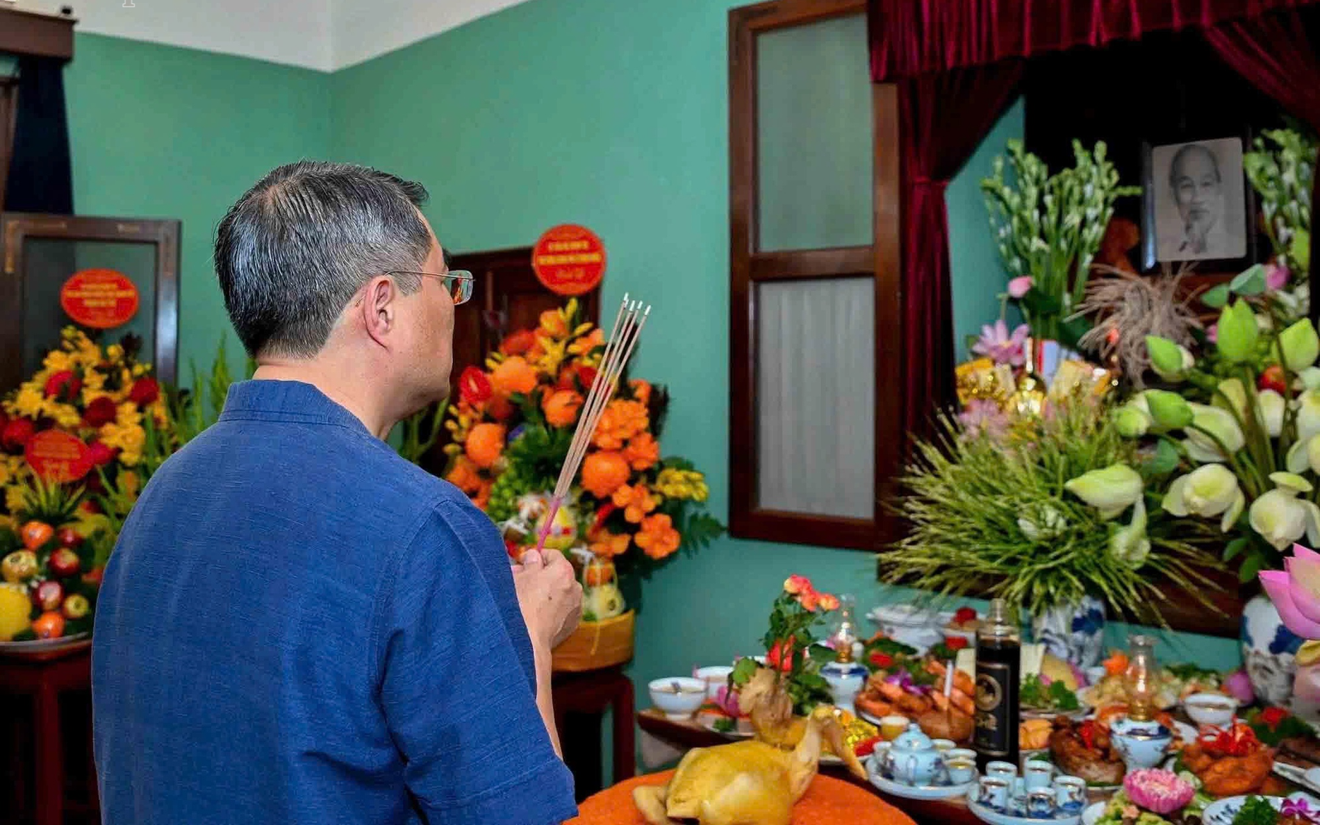 黎明兴总理敬香缅怀胡志明主席
