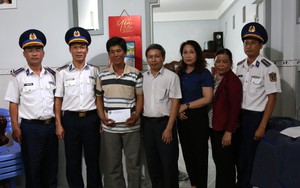 Bộ Tư lệnh Vùng 2 cảnh sát biển hỗ trợ người dân Lý Sơn bị thiệt hại do bão số 4
