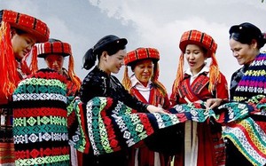 Lần đầu trình diễn trang phục truyền thống các dân tộc thiểu số khu vực phía bắc