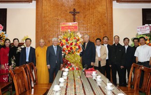 Chủ tịch Ủy ban Trung ương MTTQ Việt Nam chúc mừng  Giáng sinh tại  Kon Tum