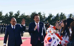 Tổng thống Hàn Quốc đón Chủ tịch nước Nguyễn Xuân Phúc theo nghi thức cao nhất