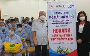 HDBank trao tặng 2.800 thẻ BHYT và tài trợ 1.000 ca phẫu thuật mắt cho người dân