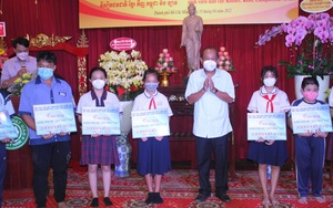 Nguyên Phó Thủ tướng Trương Hòa Bình tặng quà nhân dịp Tết Chôl Chnăm Thmây
