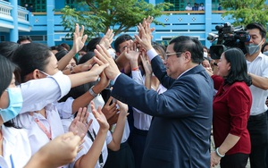 Thủ tướng thăm, động viên thầy trò Trường Dân tộc nội trú tại Sóc Trăng