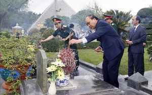 Chủ tịch nước tưởng niệm các Anh hùng liệt sĩ, tặng quà cựu chiến binh Điện Biên Phủ 