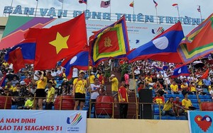 U23 Lào cảm ơn cổ động viên Nam Định 'tiếp lửa'