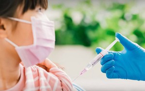 Tiêm mũi 1 cho trẻ từ 5 - dưới 12 tuổi bằng Moderna, Pfizer thì mũi 2 là vaccine cùng loại