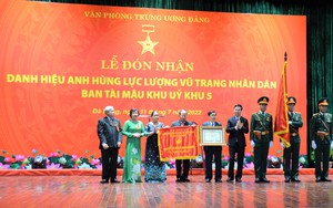 Ban Tài mậu Khu ủy Khu 5 đón nhận Danh hiệu Anh hùng Lực lượng vũ trang Nhân dân