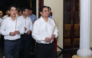 Thủ tướng dâng hương Đền thờ Bác Hồ tại Hậu Giang