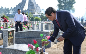 Chùm ảnh: Thủ tướng dâng hương tưởng niệm các anh hùng, liệt sĩ, thăm các gia đình chính sách