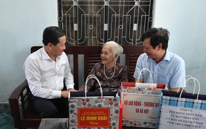 Đồng chí Lê Minh Khái tặng quà, tri ân người có công, gia đình chính sách