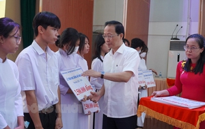 263 học sinh Bến Tre nhận học bổng Hồ Hảo Hớn và xe đạp tình thương