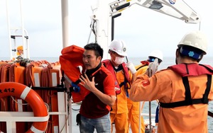 TUYỆT VỜI: Vượt sóng gió cứu sống 14 thuyền viên gặp nạn 'trước mũi' bão NORU