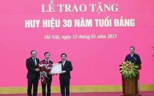 Trao tặng huy hiệu 30 năm tuổi Đảng cho Phó Thủ tướng Trần Hồng Hà